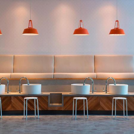 Courtyard By Marriott Calgary South Hotel Buitenkant foto