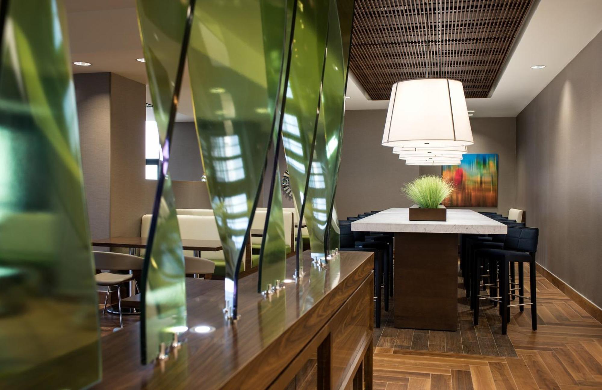 Courtyard By Marriott Calgary South Hotel Buitenkant foto