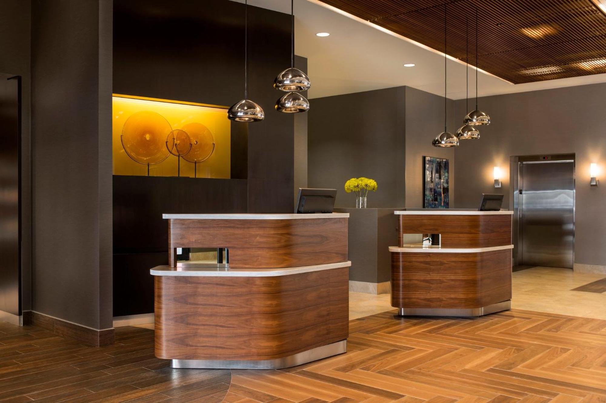 Courtyard By Marriott Calgary South Hotel Buitenkant foto