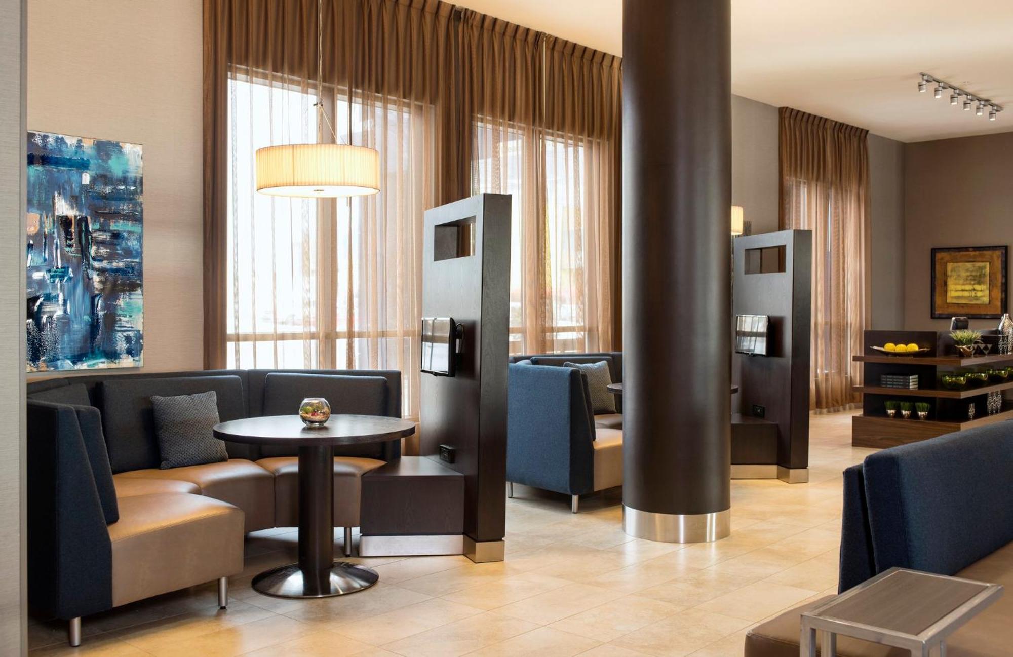 Courtyard By Marriott Calgary South Hotel Buitenkant foto