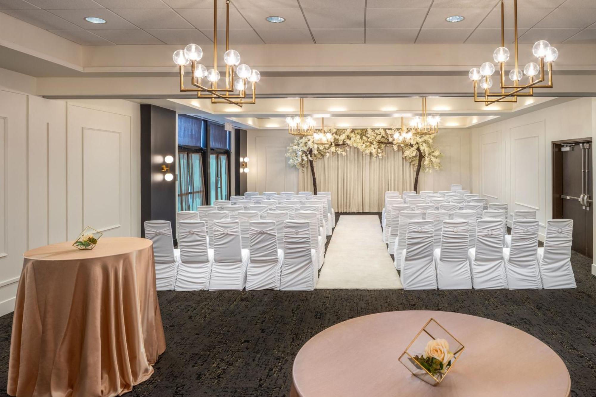 Courtyard By Marriott Calgary South Hotel Buitenkant foto