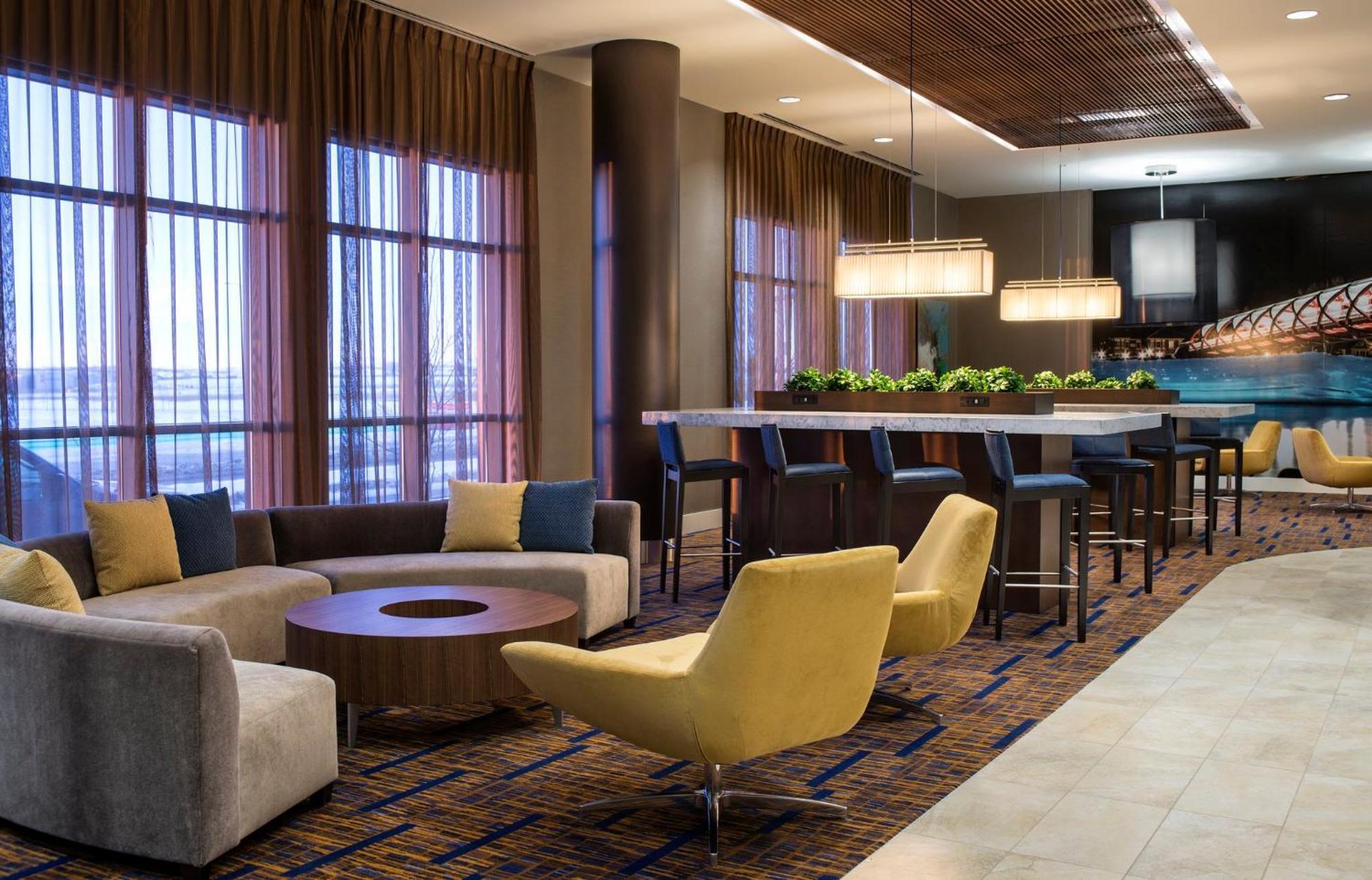 Courtyard By Marriott Calgary South Hotel Buitenkant foto