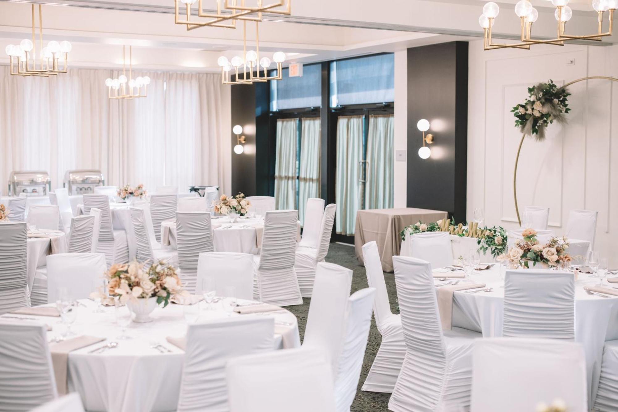 Courtyard By Marriott Calgary South Hotel Buitenkant foto