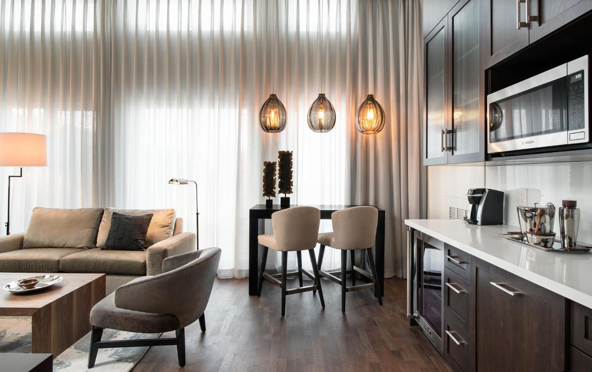 Courtyard By Marriott Calgary South Hotel Buitenkant foto