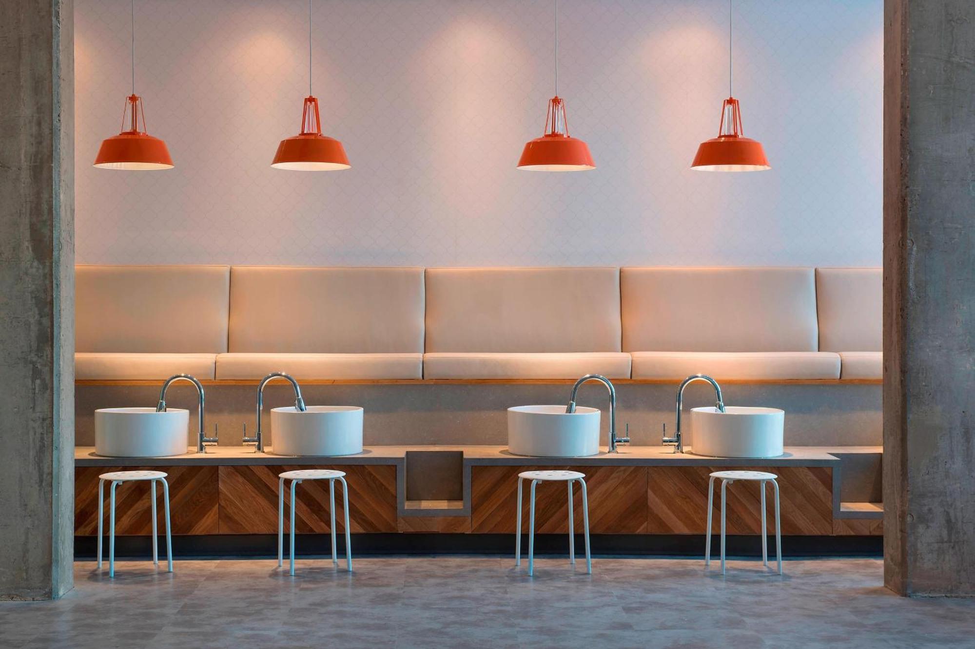 Courtyard By Marriott Calgary South Hotel Buitenkant foto
