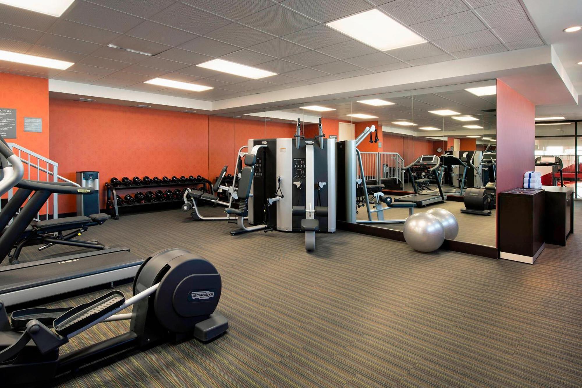 Courtyard By Marriott Calgary South Hotel Buitenkant foto