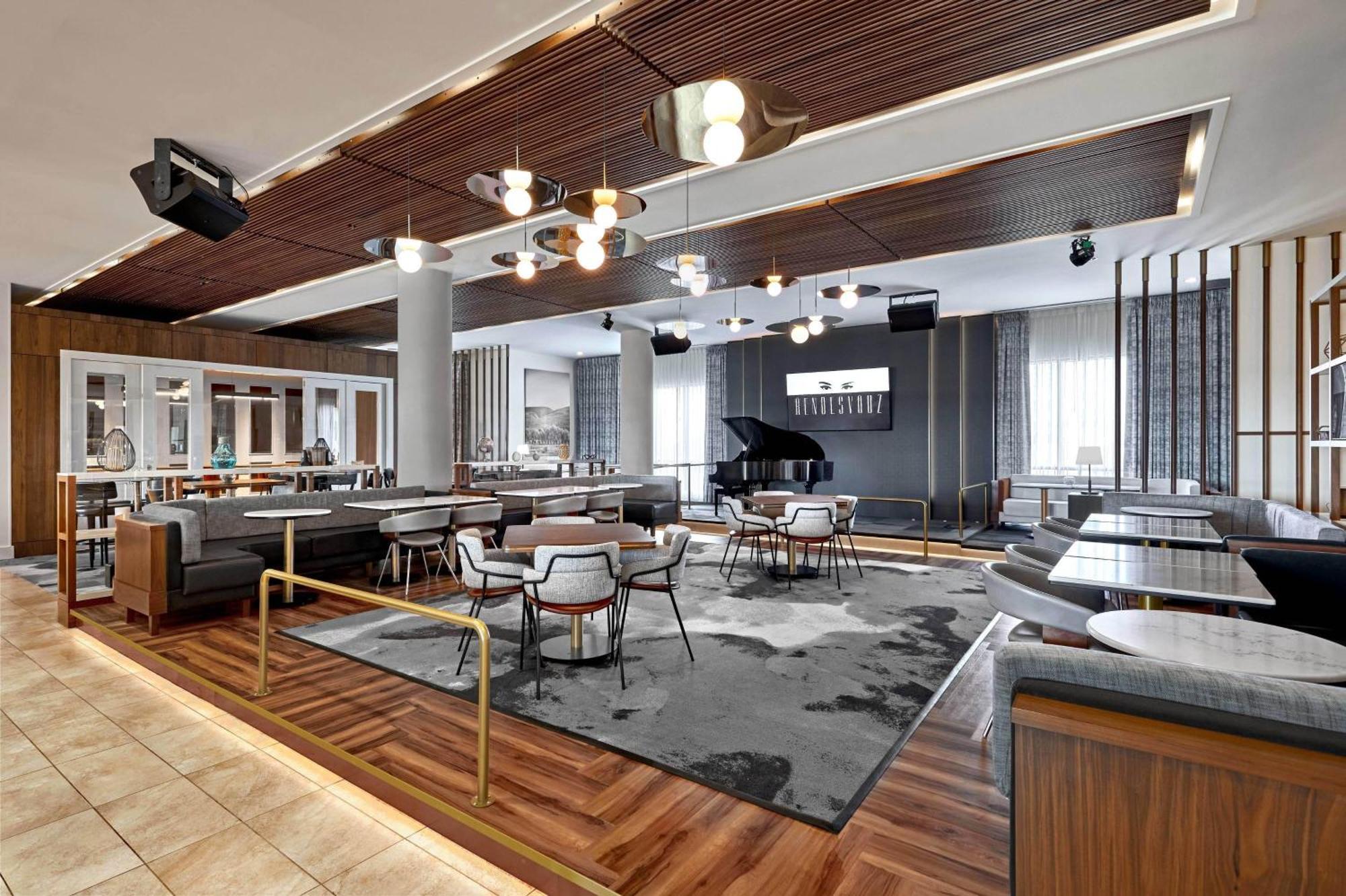 Courtyard By Marriott Calgary South Hotel Buitenkant foto