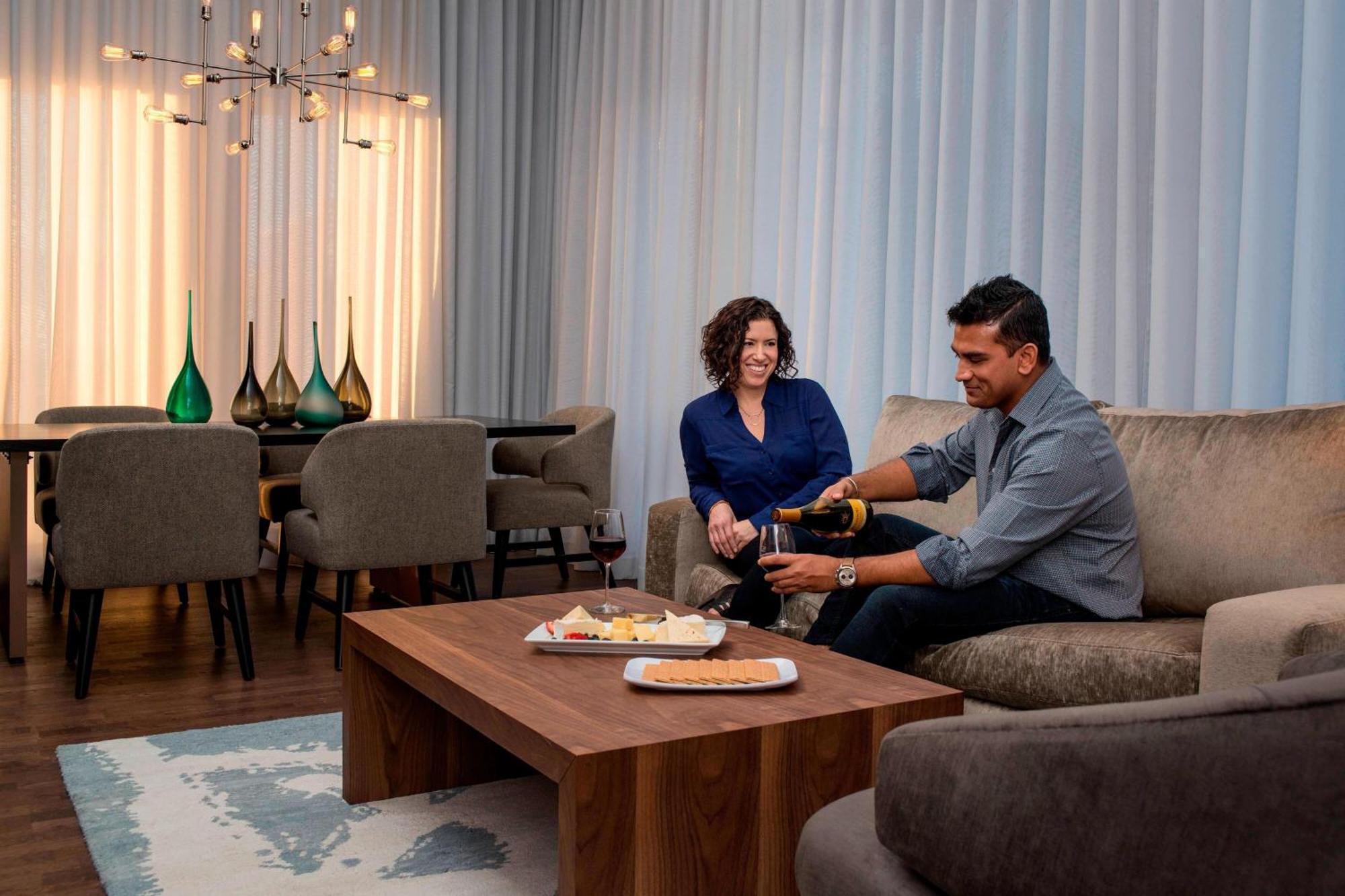 Courtyard By Marriott Calgary South Hotel Buitenkant foto