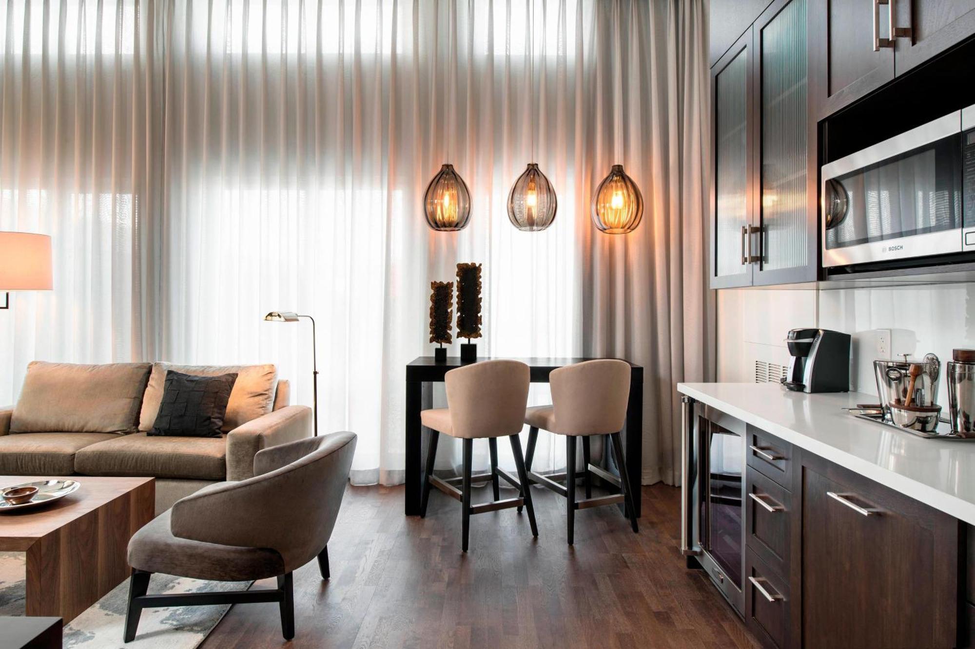 Courtyard By Marriott Calgary South Hotel Buitenkant foto