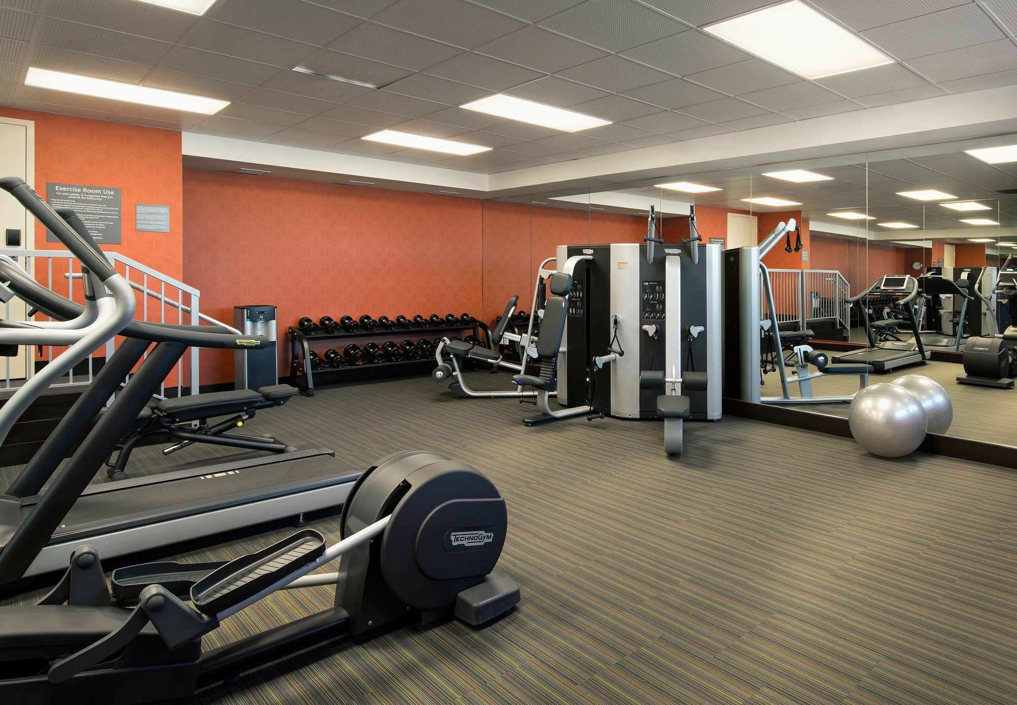 Courtyard By Marriott Calgary South Hotel Buitenkant foto