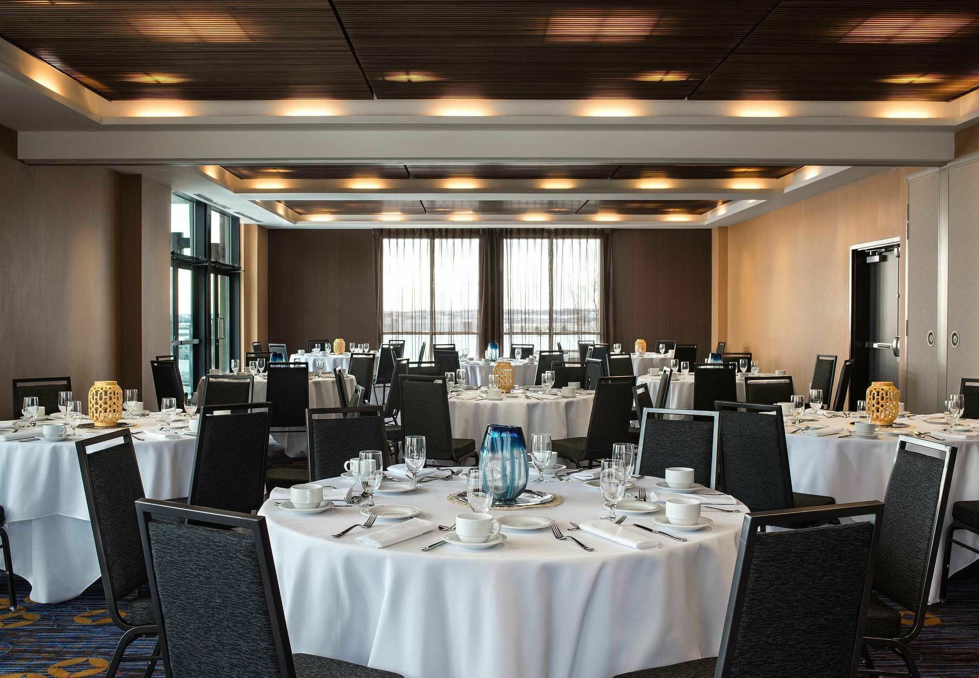 Courtyard By Marriott Calgary South Hotel Buitenkant foto